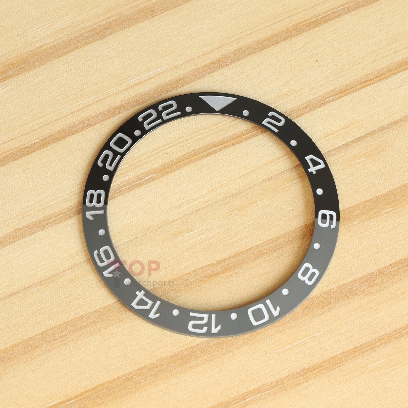 ロレックスGMTマスターIIブルースウェインギネスセラクロムウォッチのセラミックベゼルを見る