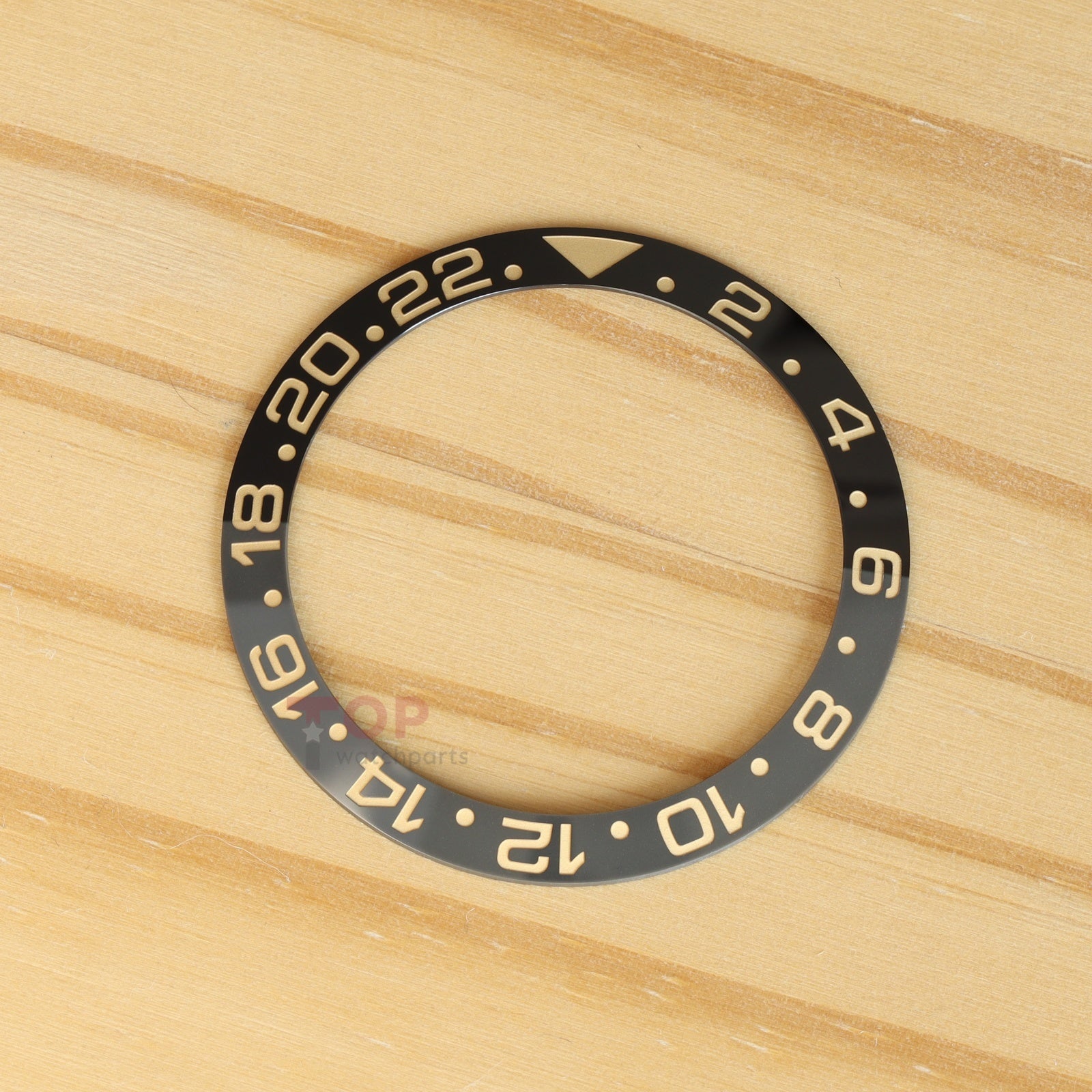 ロレックスGMTマスターIIブルースウェインギネスセラクロムウォッチのセラミックベゼルを見る